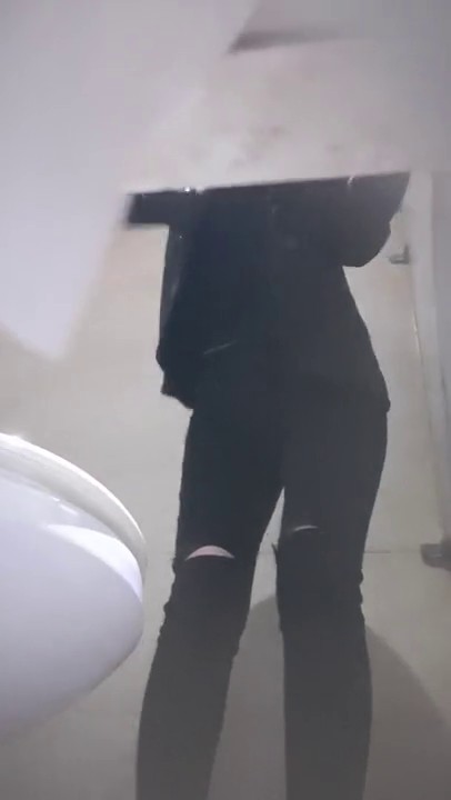 商场坐厕偷窥多位漂亮的美女少妇