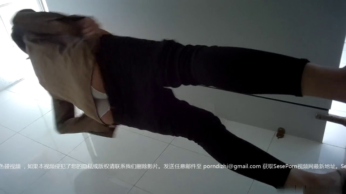 单位女厕全景偷拍阴沟很深的白透明内裤美女 故意摆出一副欠日表情
