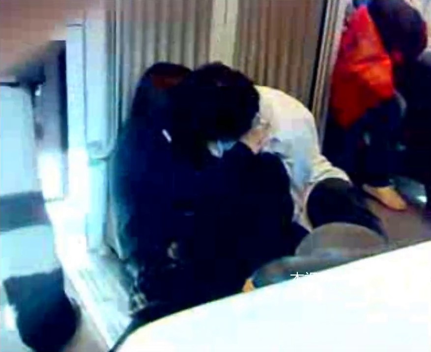 两部门事件合集：上海地铁“洗手门” + 火车列车员“厕所门”