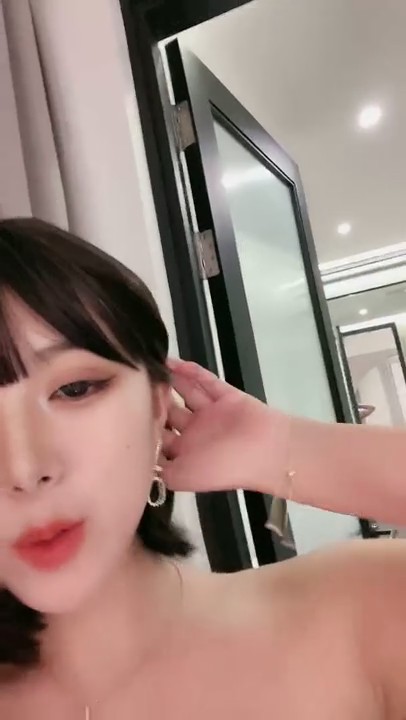 性感妖艳短发小姐姐！酒店炮友激情操逼！抓吊舔弄口活很棒，骑乘位怼入骚穴，打桩机猛操流白浆