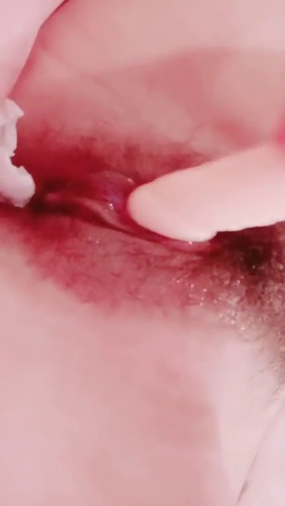 白嫩美乳新人小姐姐！躺着道具自慰！揉捏奶子好软，假屌抽插多毛骚穴，近距离特写好痒