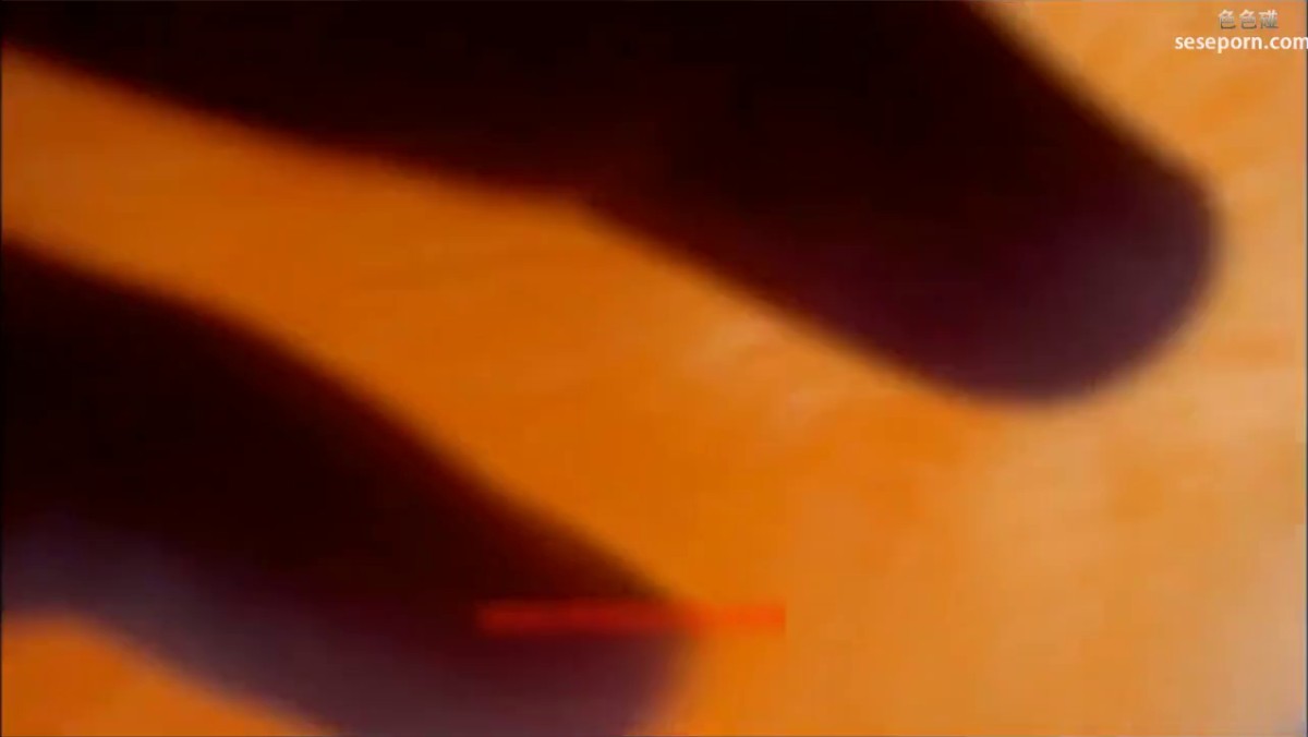 趁朋友出差约他性感漂亮的女友来家做客,期间不停挑逗终于就范,床上客厅不停爆操,女说：我有点不好意思.国语!