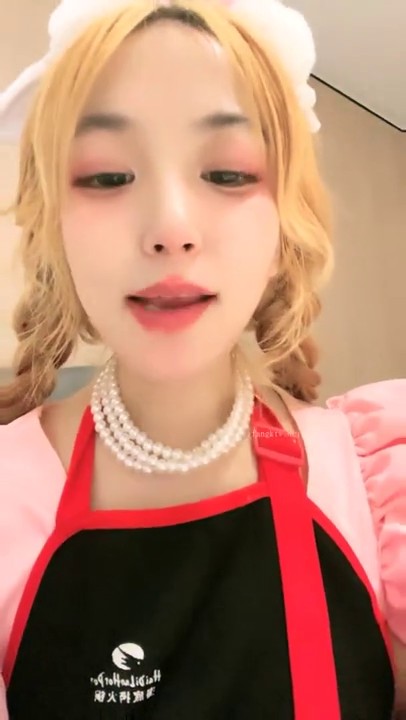 乔宝快喷乔宝快极品小萝莉，户外露出！惊险又刺激！，胆大包天，在火锅店吃火锅，然后到外面尿尿