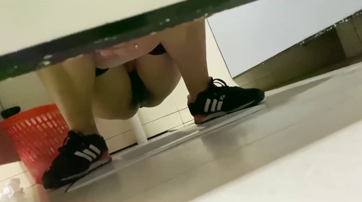 大神四处游走大型商场遇到漂亮的妹子就跟踪 不拍到她的鲍鱼不走 胆子真