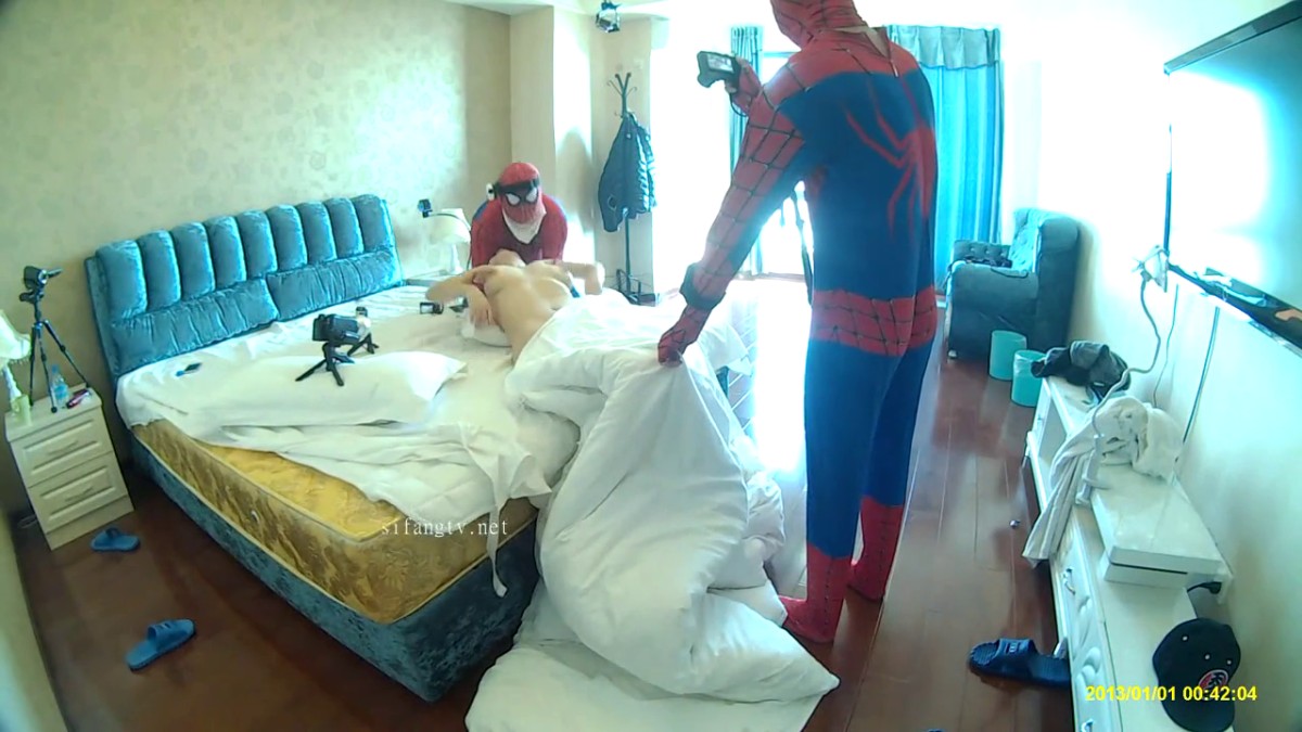 【今日推荐】最新重磅推荐三人组经典作品-蜘蛛侠屌丝男诱操丰满空姐 扛腿抽插猛操 边干边拍 3P篇 高清1080P版