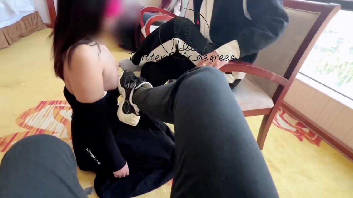 绿帽调教达人元旦付费长视频，绿帽3P调教喝尿