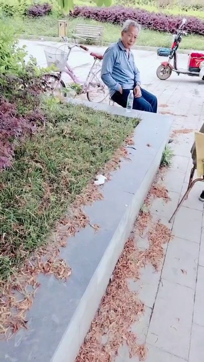 高能户外4.12 极品美女夹着大黑牛在大爷旁边自慰失禁 淫汁沿着美腿流下 大爷瞧地上的淫水看呆了 嗡嗡的声音强忍快感 (1)