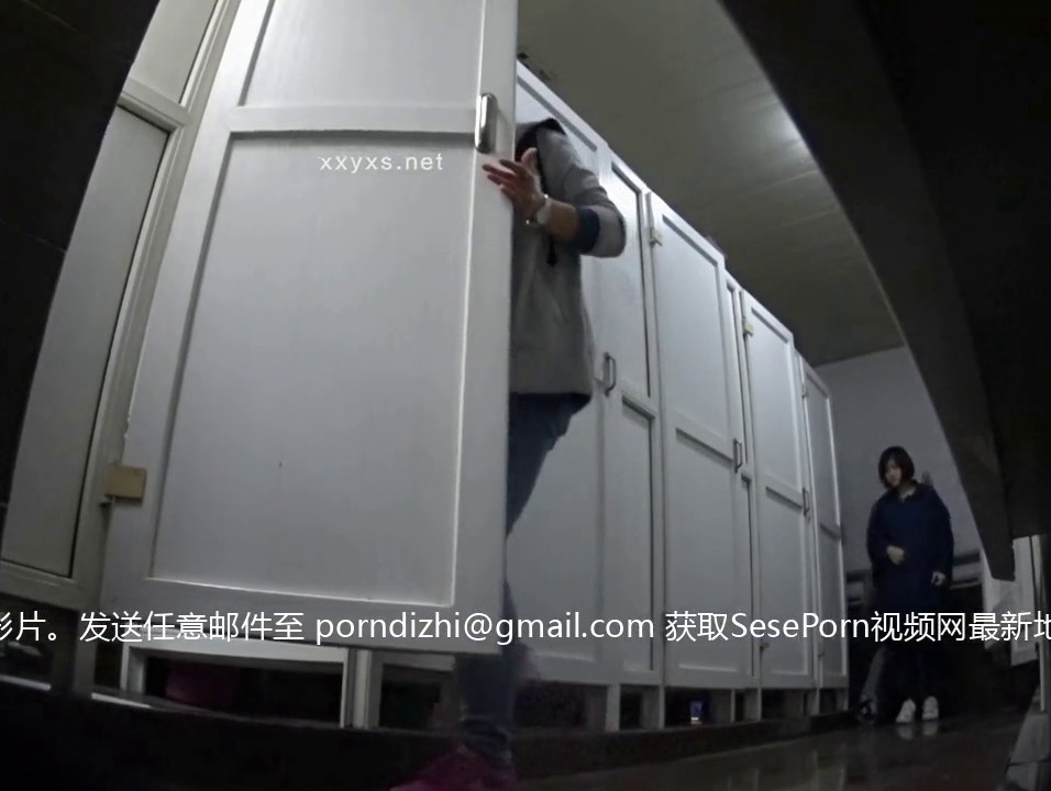 【远古经典】某大学校园厕拍4镜头固定拍摄 高颜值高身材第二季15