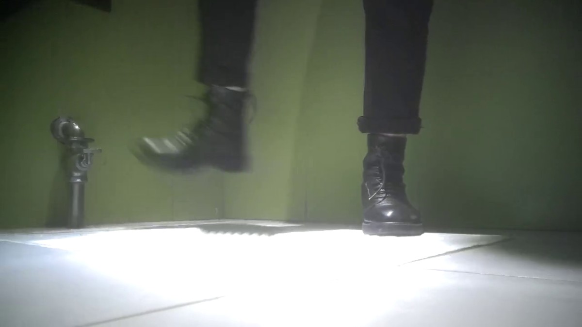 电影院女厕偷拍 背包少妇的小黑B