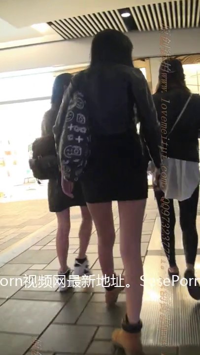 VIP资源街头偸拍达人冒风险步行街极限抄底各种美女靓妹性感短裙丁字裤还是洋妞牛逼貌似没穿 (27)