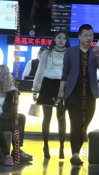 VIP资源街头偸拍达人冒风险步行街极限抄底各种美女靓妹性感短裙丁字裤还是洋妞牛逼貌似没穿 (29)