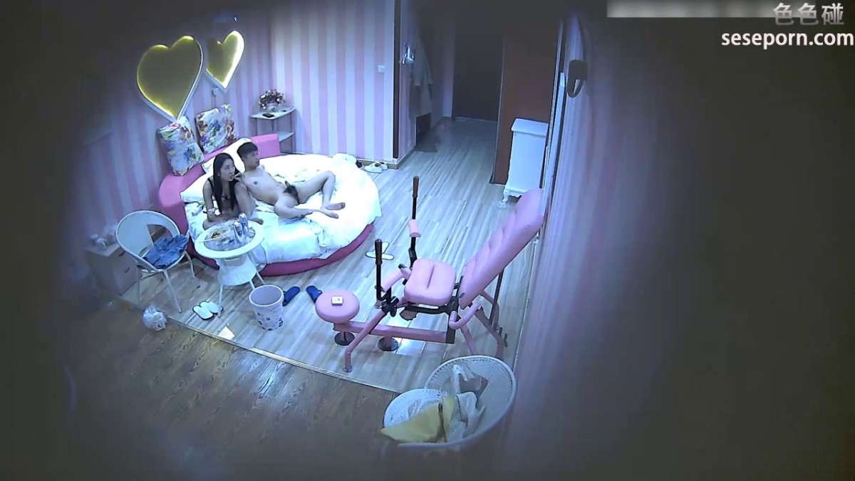 特色炮椅房偷拍气质性感的大学美女见到异地男友后在吃饭时已经迫不及待的把衣服脱完,各种姿势扛着大腿操!