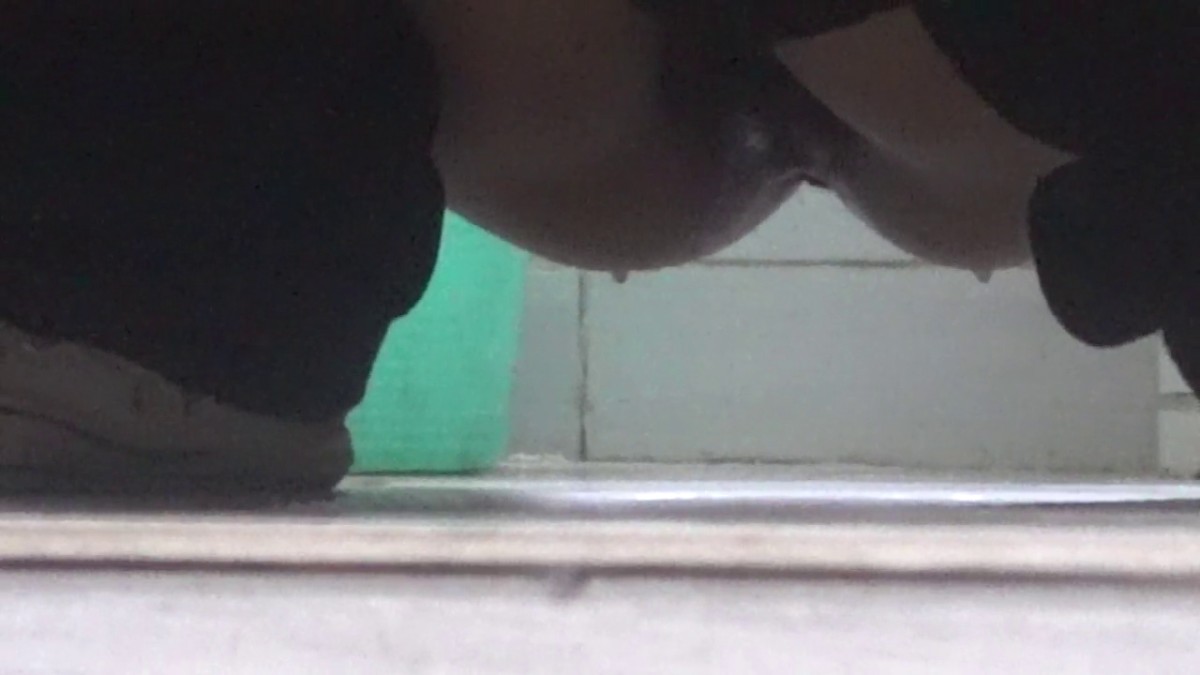 厕拍大神潜入某景区公共女厕所一固定机位一移动机位双点实拍好多青春靓丽的气质小姐姐方便原档2K无水7