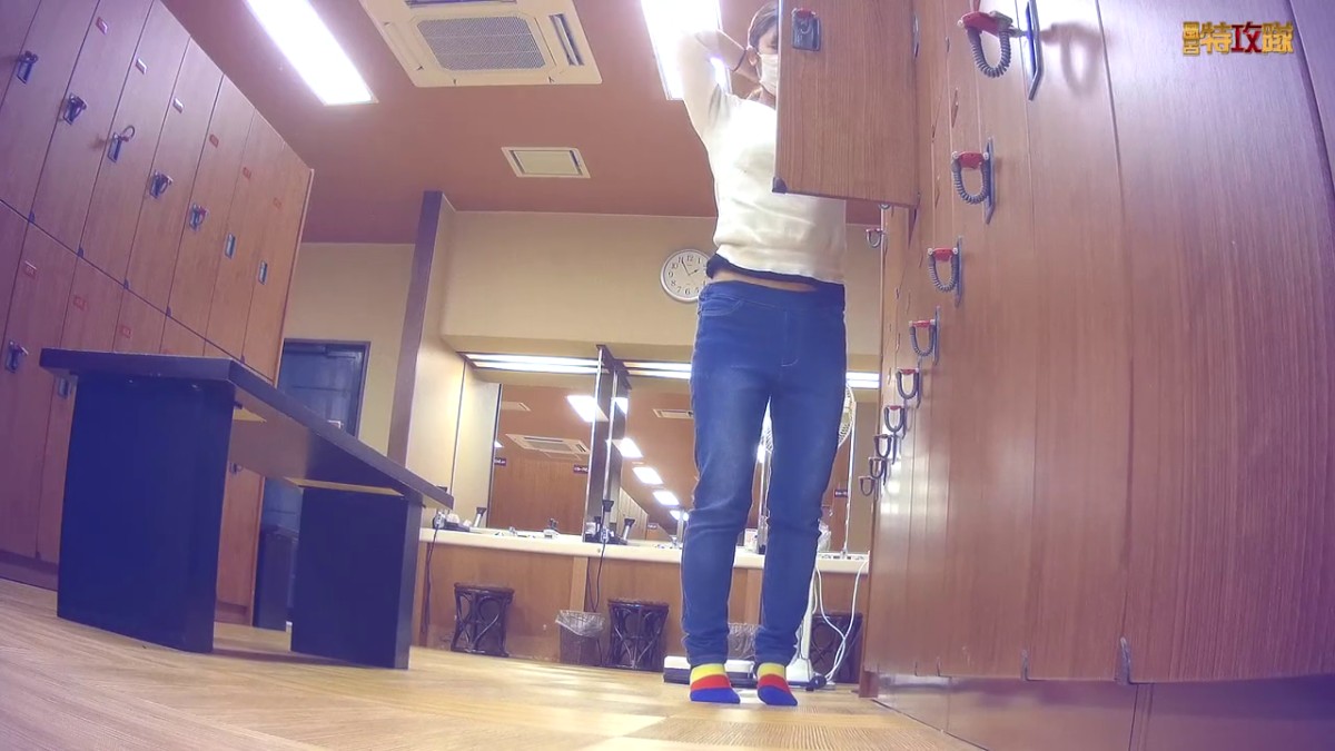 1月新流大众温泉洗浴中心女宾换衣室洗浴间真实偸拍内部春色好多年轻靓丽的妹子脱光光大屁股少妇弯腰时鲍鱼完美呈现