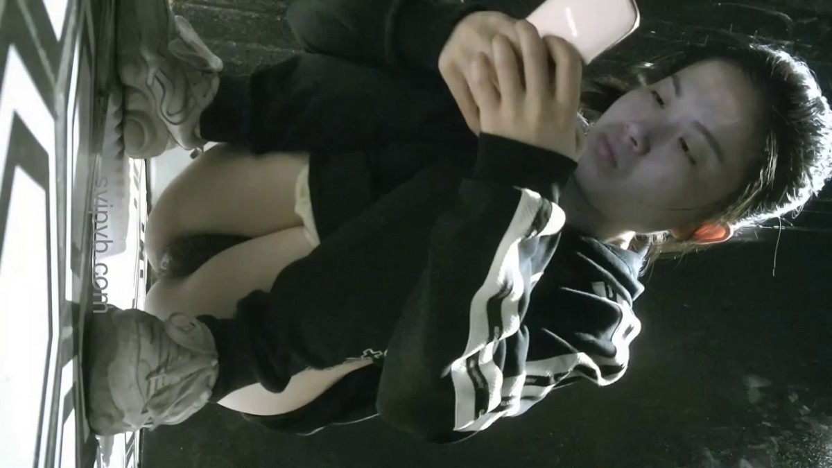 2022一月最新流出夜总会KTV女厕偷拍 红衣妹前后全景尿尿拍个遍，这蜜桃臀真嫩