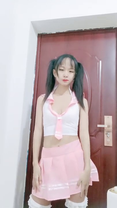 学生制服双马尾小可爱首播 ，纤细美腿翘臀 ，和炮友激情爆操，只穿白色网袜 ，主动骑乘特写抽插 ，骚穴一上一下