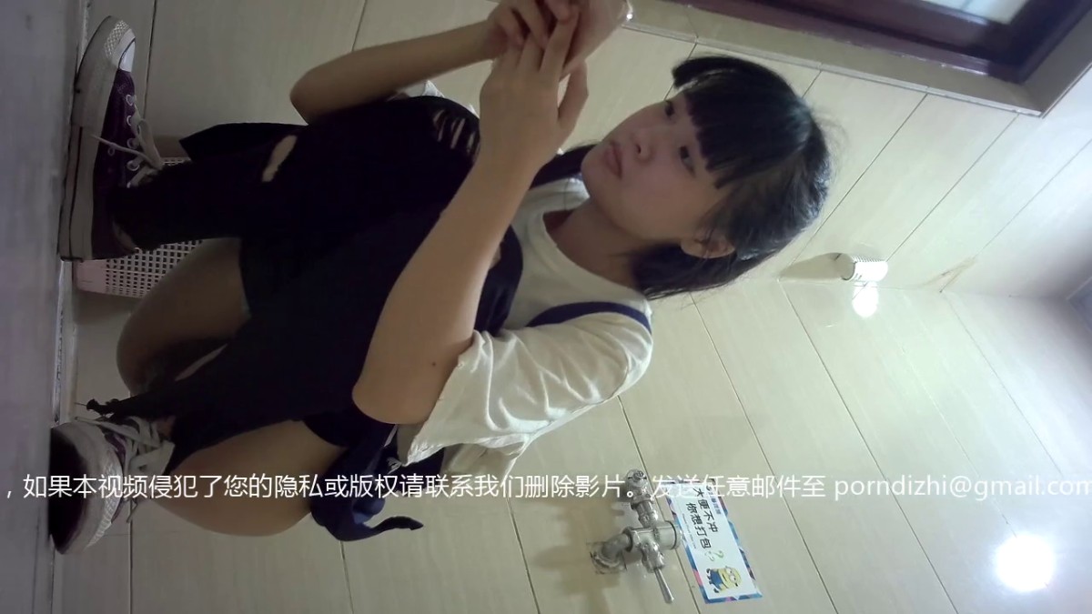 高画质黄金角度偷拍商场女厕，3K超清画质，百里挑一美女如厕一览无遗，黑丝美腿OL御姐专柜小姐姐，姨妈来了的纯妹子 背带源记