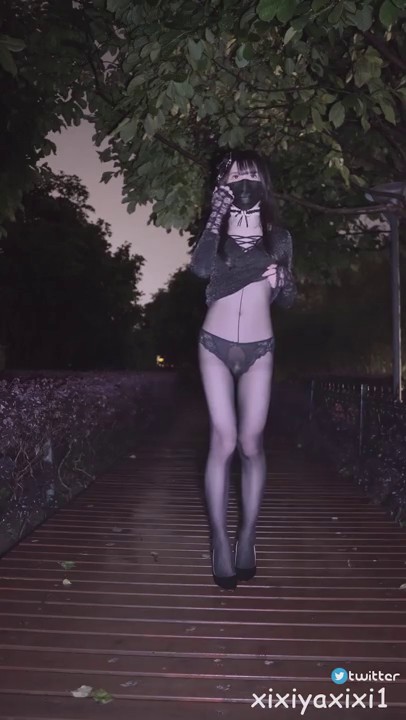 国产CD系列极品伪娘曦曦新作 公园小道亮片裙高跟露出巨乳飞机射在黑丝美腿上