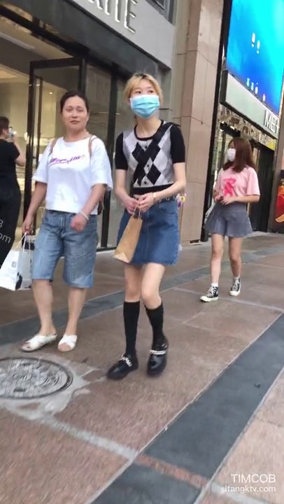 《极限 偸拍》技术型大神4K画质抄底逛街的小姐姐专挑裙子MM下手镜头伸进裙子里了惹隐若现草莓水果内裤还有补丁3