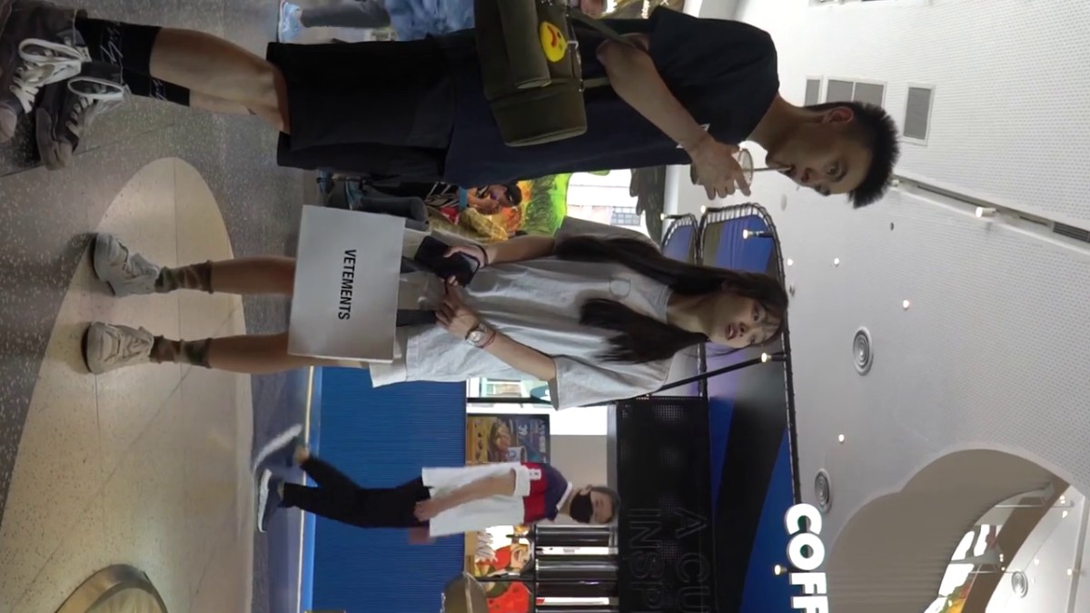 分享私房129大洋热销作品 动漫展CD极品没穿内裤的cos假面骑士的小姐姐逼毛刮得很干净