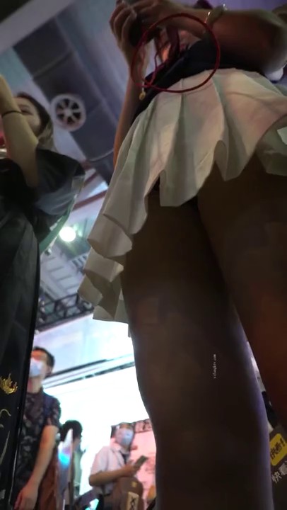 技术型大神专门尾随性感短裙美女CD极品女神超短清凉包臀裙自带长腿特效！屁股打颤