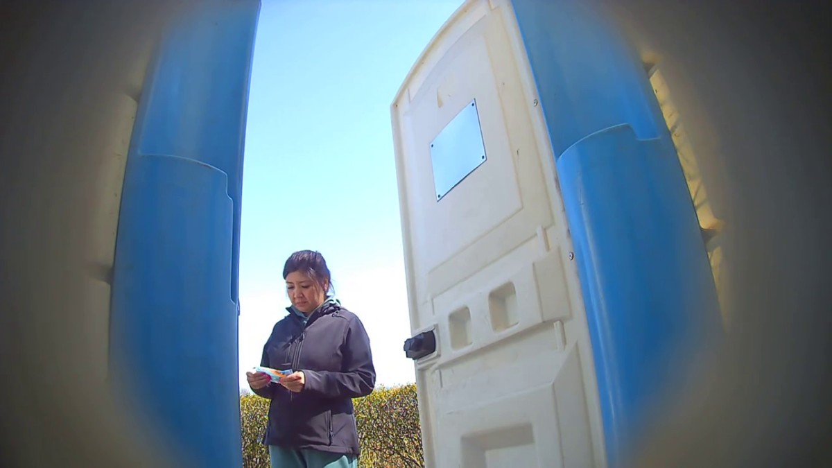 《精品 推荐》公园简易女厕所定点后位近景高清偸拍一位接一位内急方便的女人T裤肥臀肥美鲍鱼菊花清晰可见 公园2