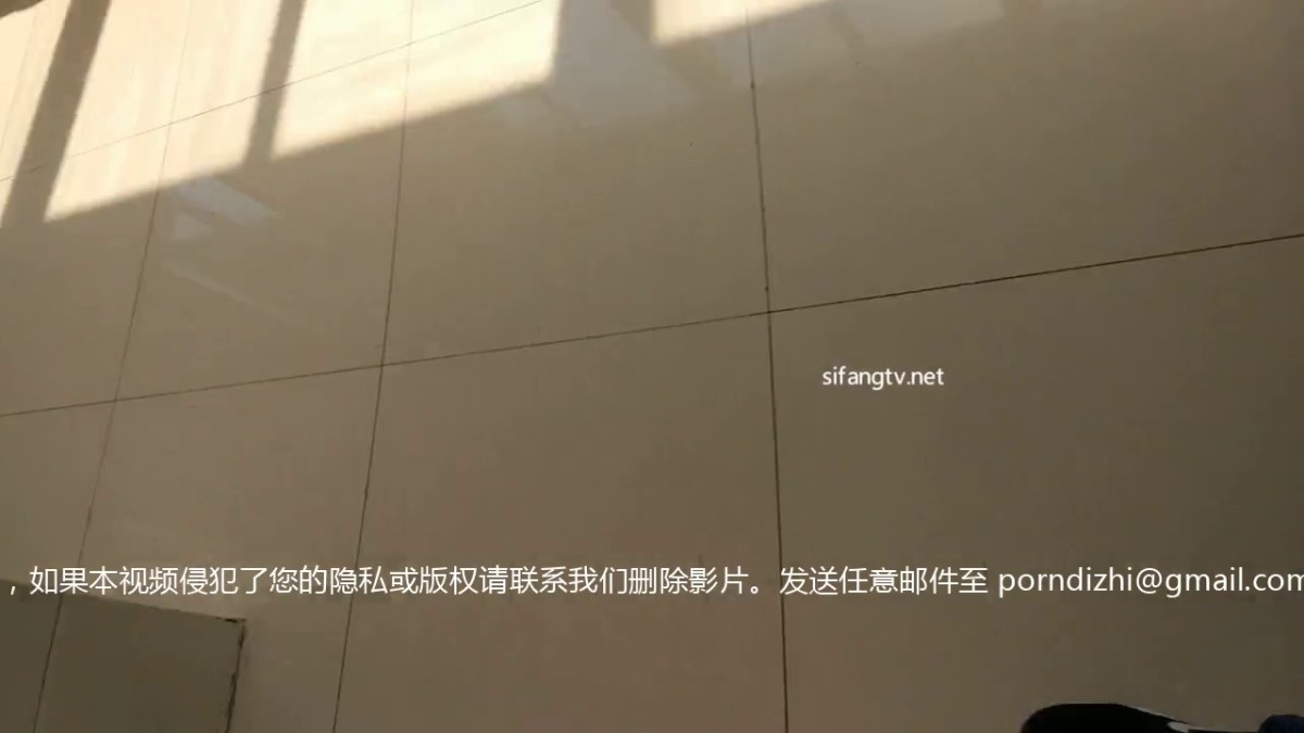 直接闯入商场女厕偷拍白鞋美女的粉嫩小鲍鱼