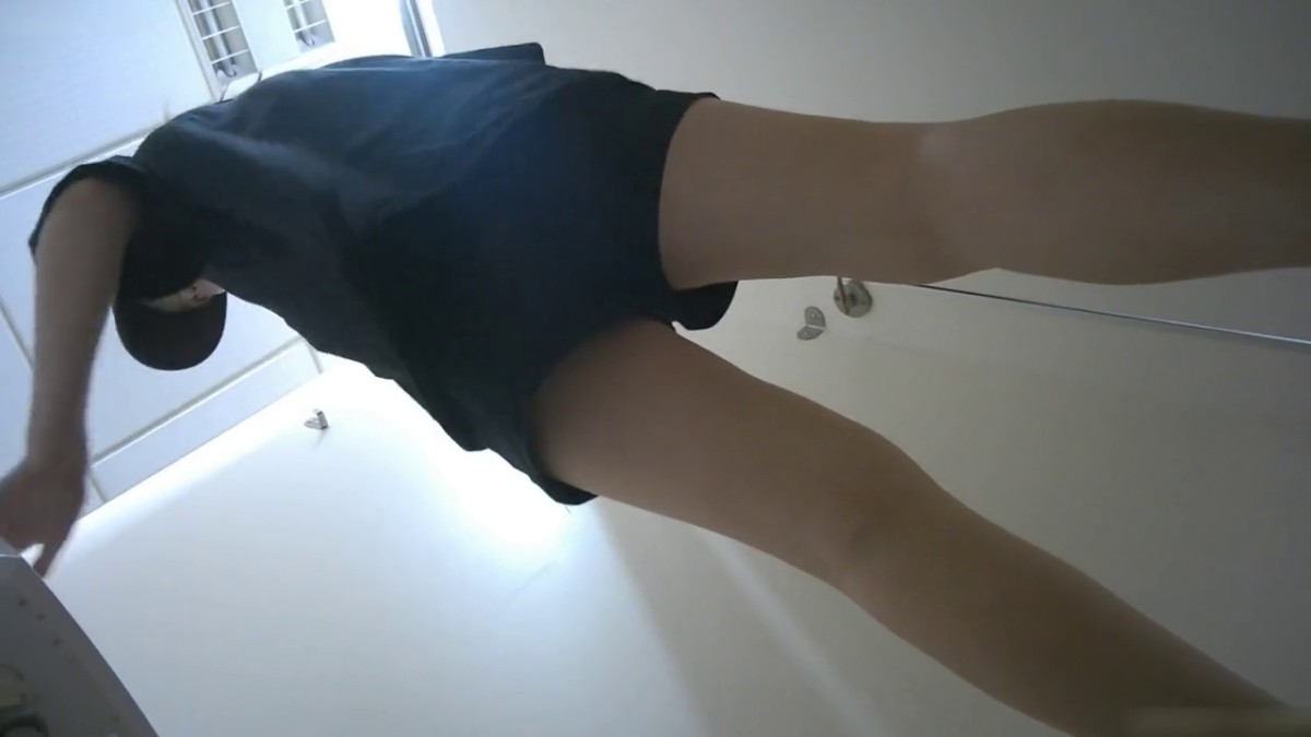 高质量高画质女厕神偷拍，百里挑一，罕见的鸭舌帽长腿9分颜值大美女，虽然她的木耳已经黑了