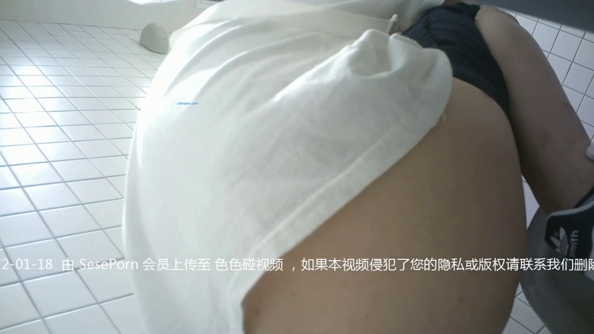 商场女厕偷拍白衣短裤妹子的小黑鲍 屁屁也不檫 白带直接带B里