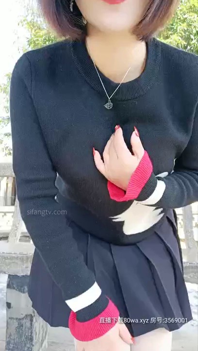 户外少妇勾引路人：怕什么呀帅哥，有人更刺激，他们看到了邀请一起来操我，哦哦受不了啦