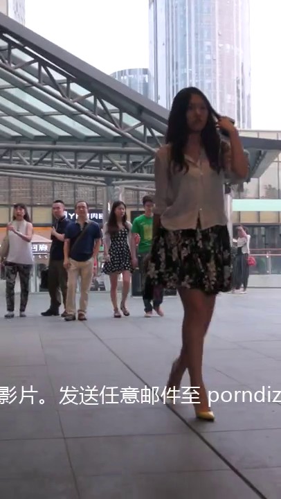 【无内抄底】精选国内外无内抄底 个个都是不穿内内就出门的主 毛毛照的一清二楚22V 偷拍极品闷S型美女碎花裙黄高跟逛街不穿内裤