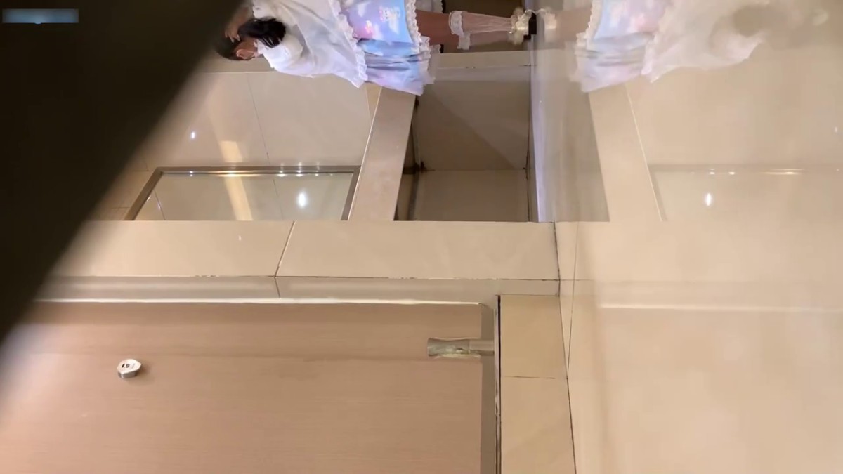 大神女厕高清偷拍 ，难得一身萝莉裙萌妹 ，超近视角拍摄，蹲下尿尿有点急 ，无毛白虎超嫩小穴 ，白色丝袜更是诱人