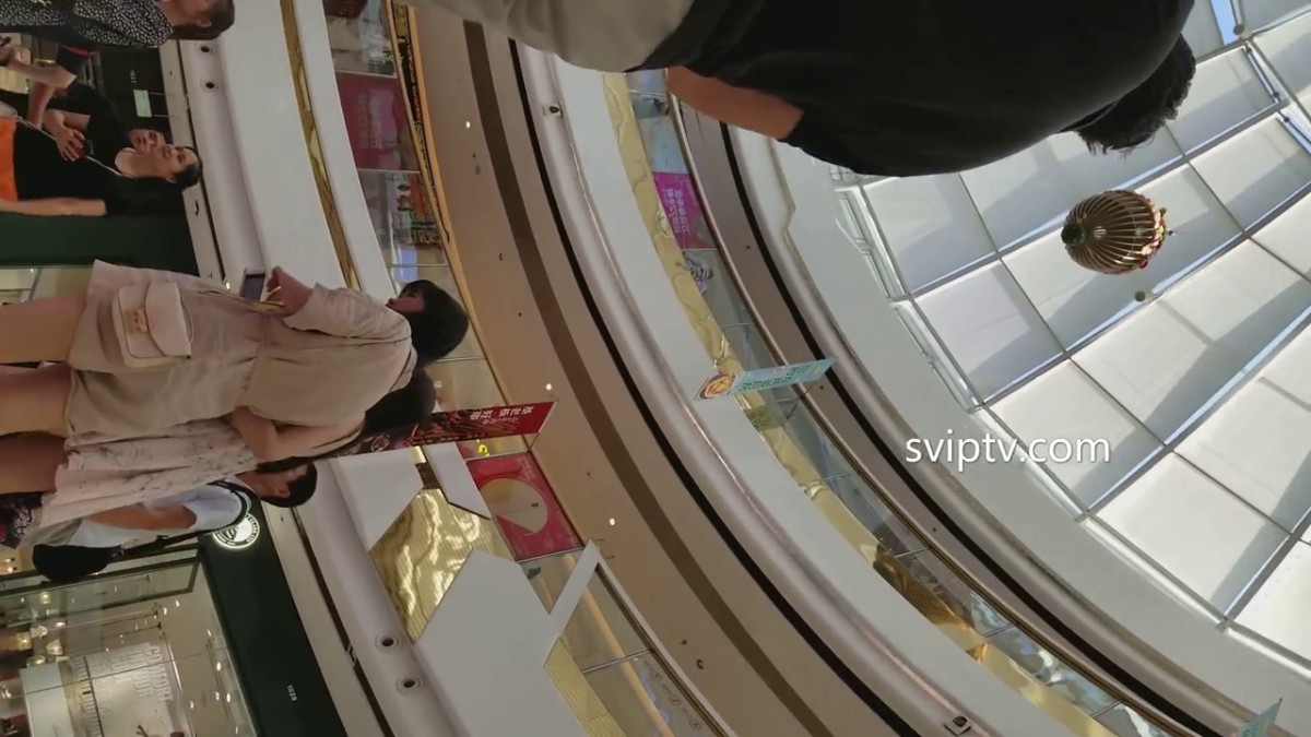 《绝版 重磅福利》牛逼大师商场贴身极限CD多位漂亮小姐姐专挑身材气质佳的下手各种性感T内长腿条纹裙妹子阴毛都出来了29