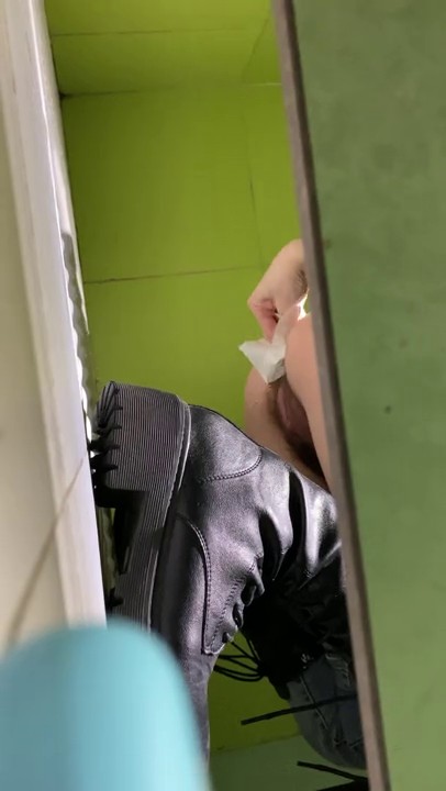 某大型餐饮连锁店绿背景墙连续偸拍多位气质漂亮小姐姐大小便镜头刁钻拍脸又拍下面无水4K原档4