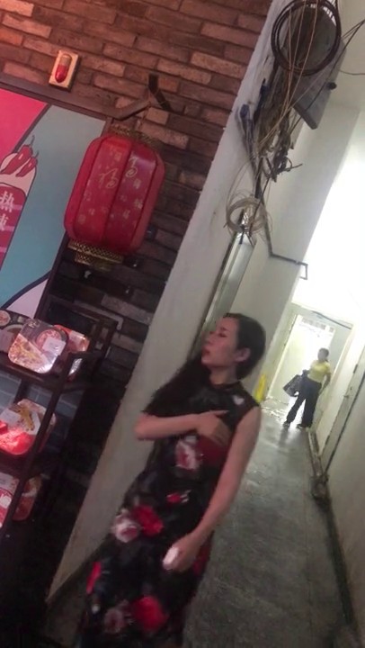 《魔手 外购》牛逼大神某市万达广场商圈横扫各楼层公共女厕偸拍好多漂亮气质小姐姐方便出来还拍脸原版无水4K画质7