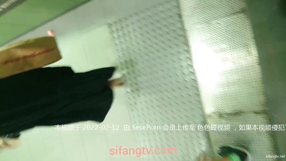 爆款VIP资源大师热闹商圈4K画质贴身尾随CD多位漂亮小姐姐高冷御姐范极品女郎的豹纹情趣内直接看硬了 双cd二美眉(丁内p洞洞，白内p缝缝)_(new)