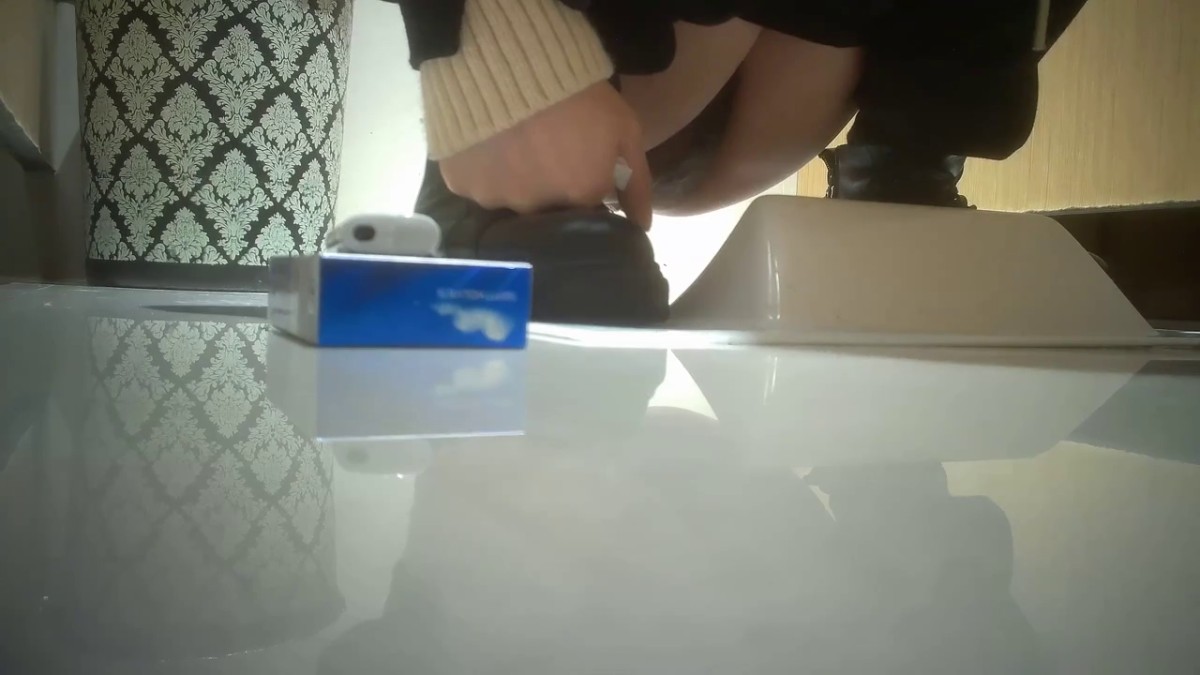 商场女厕偷拍一边上厕所一边看视频的美女