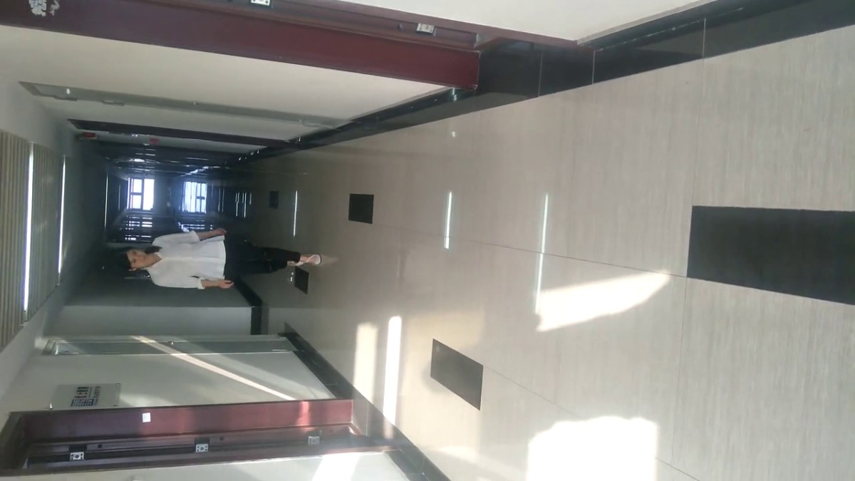 潜入办公楼偷拍 很有女人味的美女同事 尿的有点急