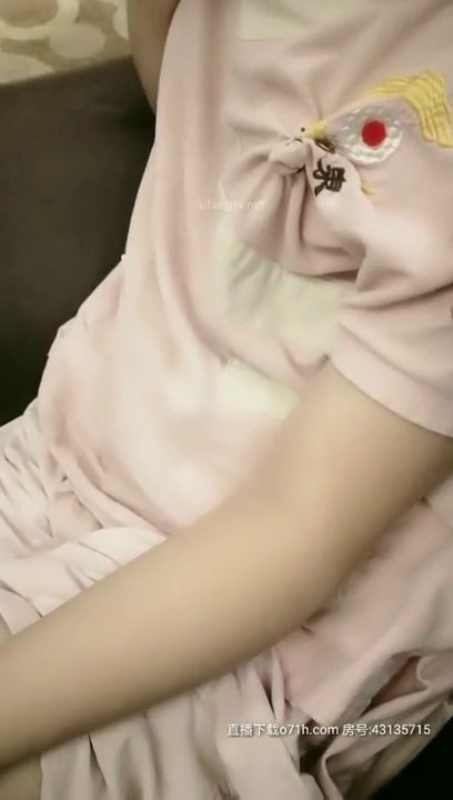 还在念书的【18岁无敌清纯妹子】为了赚学费生活费，不得不下海，找个有钱的土豪大叔玩乐，还在写作业，拉到床上 插她一线粉逼 (1)