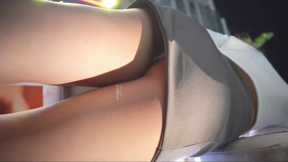 大神夜市尾随偷拍 长腿翘臀高跟鞋美女包臀裙花窄内发现镜头了