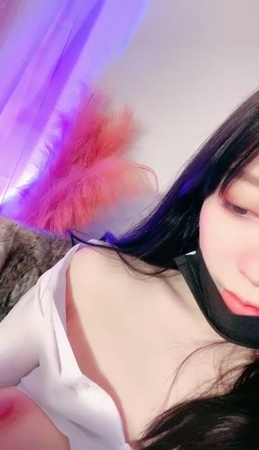 顶级尤物精彩来袭！纯天然的白虎，如充气娃娃一样粉嫩，曾经超火，难得手指扣穴