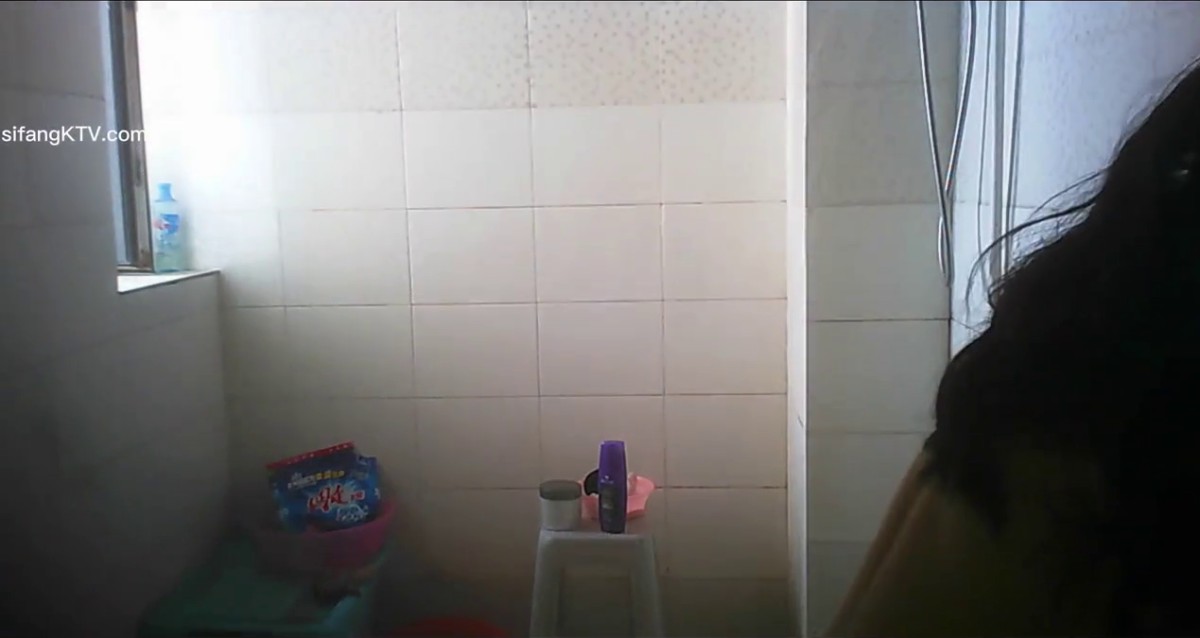 十二月最新流出坑闺蜜系列 学生宿舍卫生间偷拍几个美女室友洗澡上厕所吊带裙长发妹 站着尿尿-极品美乳小美女 (4)
