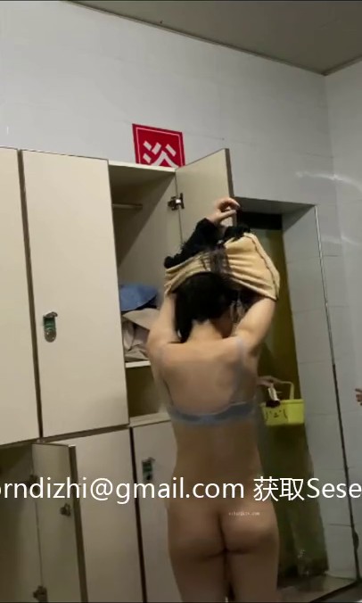 外购最新流出《坑闺蜜》系列第十一集，偷窥澡堂前来洗浴的众多颜值妹子3