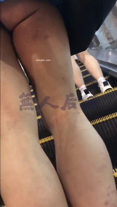 地铁站一路跟踪偷拍 不穿内裤的短裙美女 胆子太大了 大半个屁股都在外面