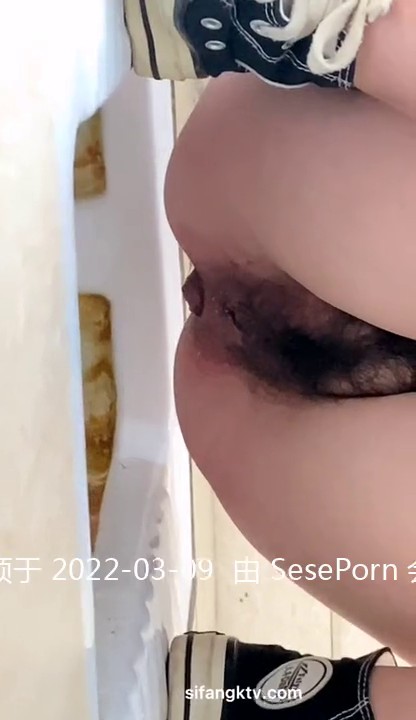 大神潜入办公楼女厕 把美女同事们全都拍了一个遍