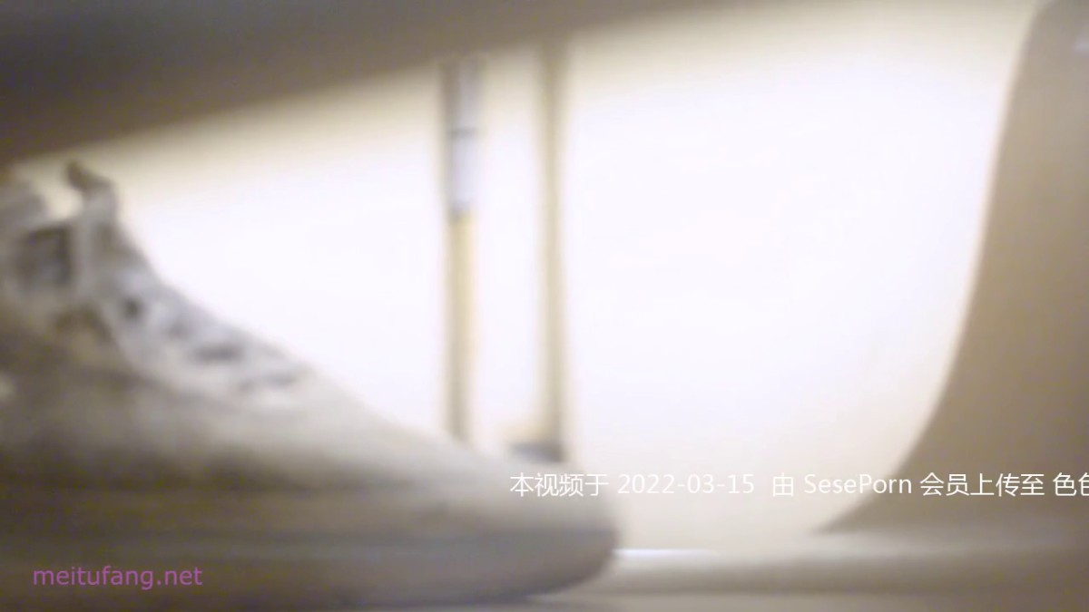 TWTP大神（小北系列）手持闯入厕拍系列第07期20V (和男友吵架了，气冲冲来尿尿)1