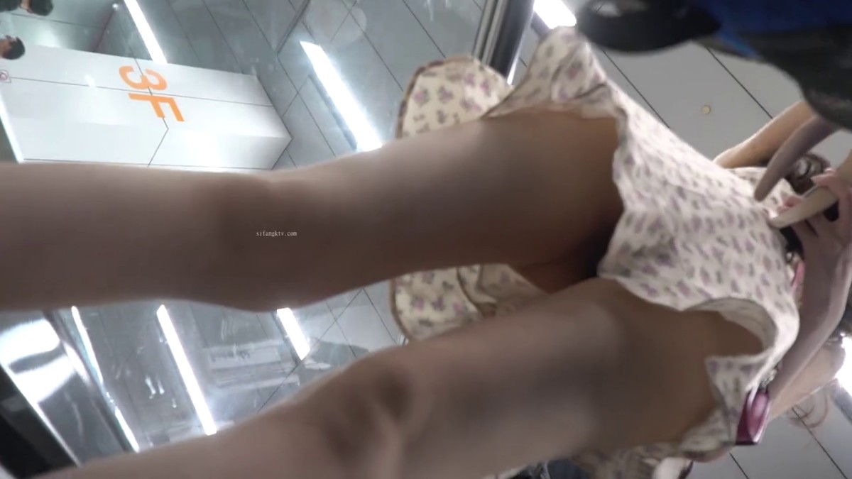 【精选无内CD】在镜头下看得毛是又长又多 清楚地看到13的缝隙