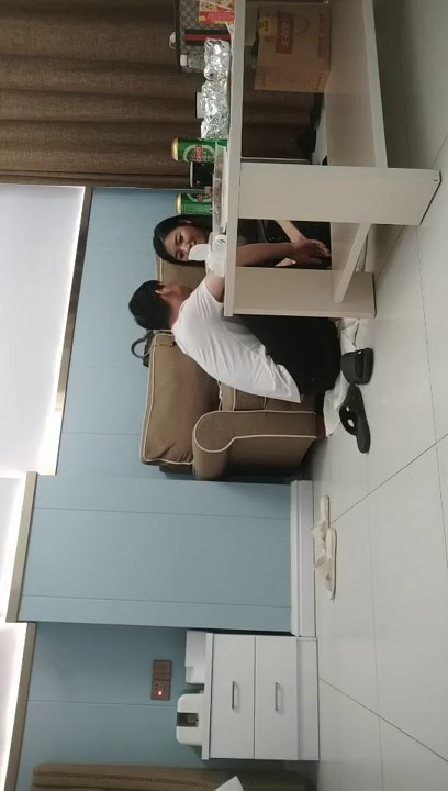 【無水印原版--新片速遞】2022.3.29，【爱情故事】良家颜值巅峰，28岁白领丽人，一桌啤酒喝完，激情开战3