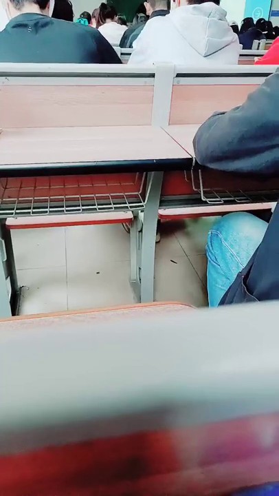 【無水印原版---新片速遞】2022.3.31，【大三丫头】，成都某大学，课堂下露逼，厕所撒尿，回寝室自慰，小骚货真是会玩2