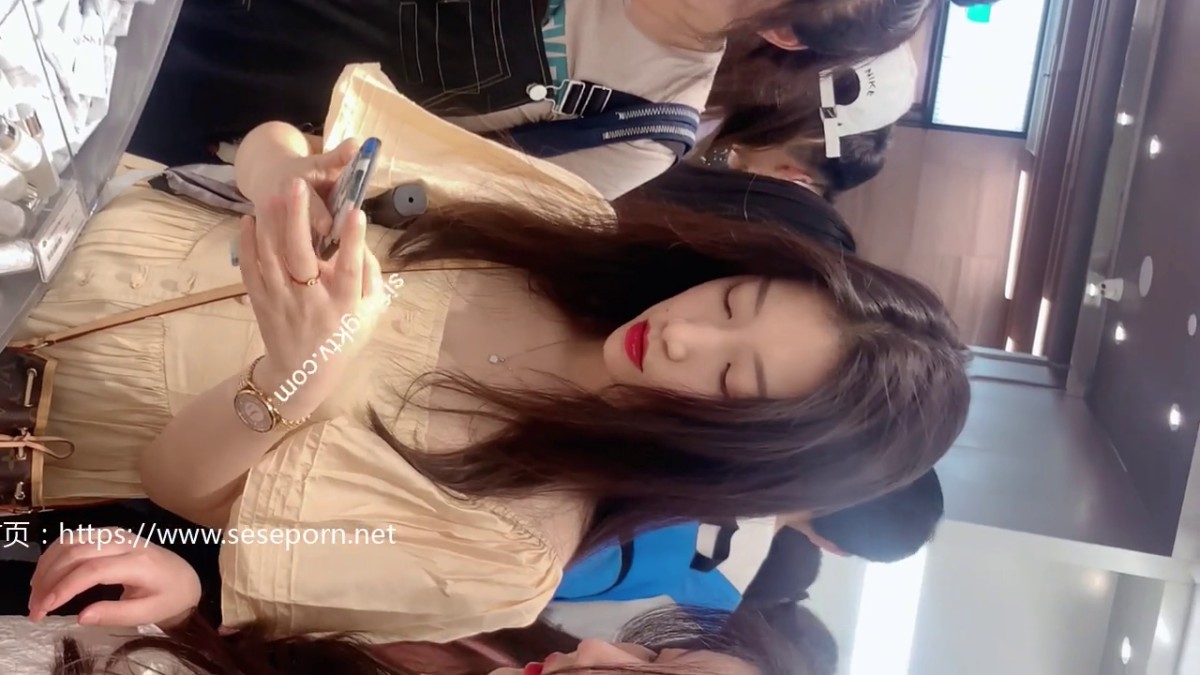 名门夜宴商场CD大师尾随偷拍几个短裙美女裙底超短白裙长腿美女！可爱浅绿卡通内